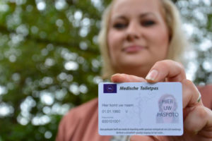 Mevrouw houdt een niet-geregistreerd pasje in haar handen.